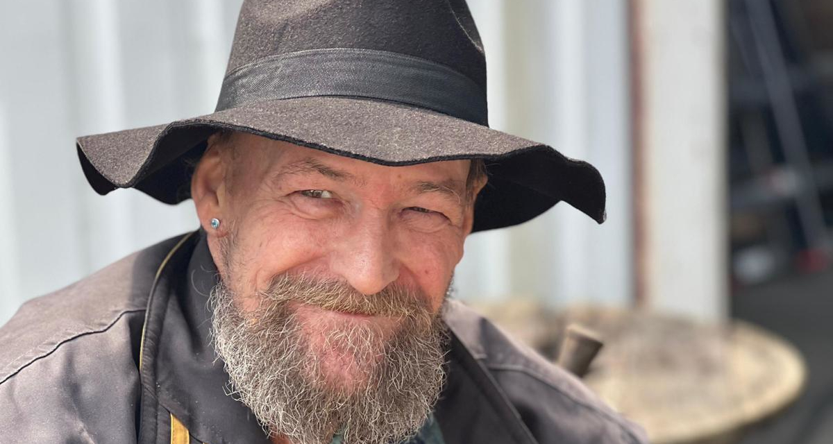 Jeroen draagt een donkere hoed en een leren jas. Hij heeft een korte baard en een oorbel.